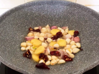 7、家常烧草鱼,加入干红辣椒段，翻炒均匀