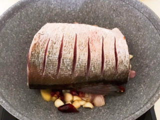 8、家常烧草鱼,加入草鱼中段