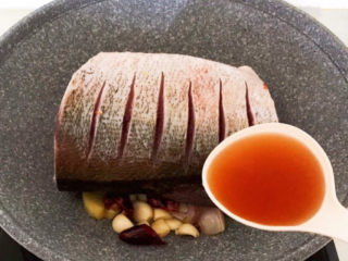 9、家常烧草鱼,加入料酒，烹去腥味