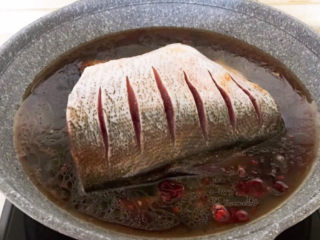 11、家常烧草鱼,加入温水，水量和草鱼持平