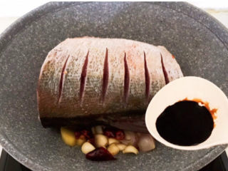 10、家常烧草鱼,加入老抽，生抽