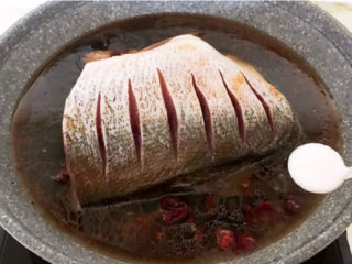 12、家常烧草鱼,加入精盐