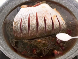 13、家常烧草鱼,加入白砂糖