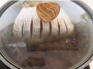 14、家常烧草鱼,盖上锅盖大火烧开后小火慢烧10分钟，给草鱼翻身，再继续烧10分钟