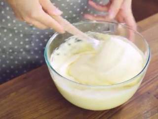 6、提拉米苏蛋糕,再将剩余面糊倒入，翻拌均匀