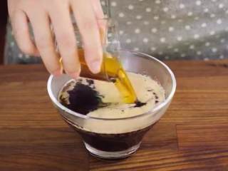 9、提拉米苏蛋糕,将咖啡泡好，倒入杏仁酒混合，晾凉待用