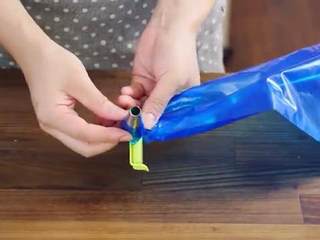 17、提拉米苏蛋糕,最后一层只在表面抹上奶油，将剩下的芝士奶油装入圆形裱花嘴的裱花袋里