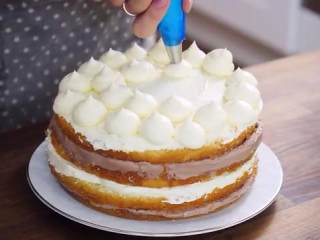 18、提拉米苏蛋糕,在蛋糕表面挤上奶油装饰，放入冰箱冷藏3-4小时