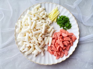 2、白玉菇鸡蛋汤,白玉菇洗净切小段，火腿切小块，姜切丝，葱切末。