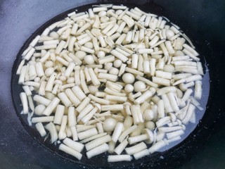 4、白玉菇鸡蛋汤,菌菇焯水2分钟捞出备用。