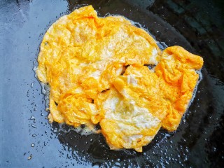 5、白玉菇鸡蛋汤,鸡蛋下锅中煎熟。