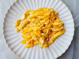 6、白玉菇鸡蛋汤,切成丝备用。