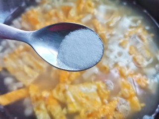 14、白玉菇鸡蛋汤,加1勺盐，撒葱花，淋入香油即可。