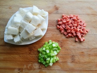 2、快手馒头伪披萨,把馒头，火腿肠，芦芛切成丁。