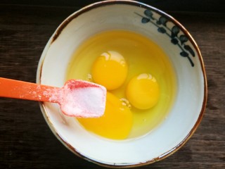 3、快手馒头伪披萨,鸡蛋打入碗中，加入适量的盐。