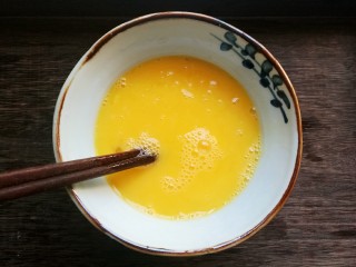 4、快手馒头伪披萨,用筷子打散均匀。