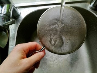 6、快手馒头伪披萨,筛子清洗干净，等会还要用。