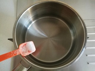 7、快手馒头伪披萨,锅中放水，加入少许盐。