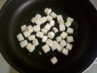 11、快手馒头伪披萨,放入切好的馒头丁。