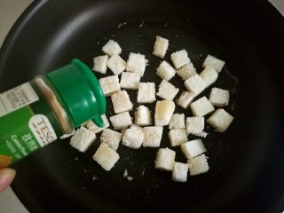 12、快手馒头伪披萨,放入孜然粉。