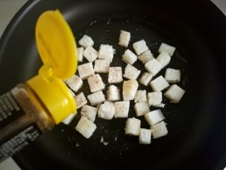 13、快手馒头伪披萨,加入五香粉。