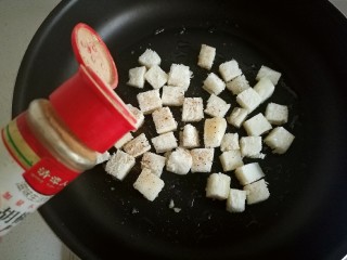 14、快手馒头伪披萨,再洒些黑胡椒粉。