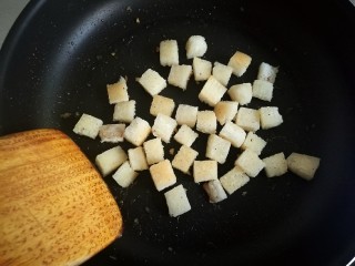 15、快手馒头伪披萨,然后用木铲翻炒片刻。