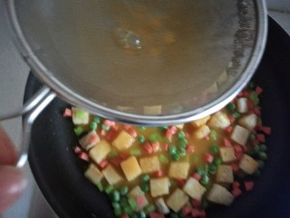 17、快手馒头伪披萨,把鸡蛋液倒入洗干净的筛子里，让蛋液流趟到锅里，我是一只手过筛，一只手拍照，亲们看懂就好。