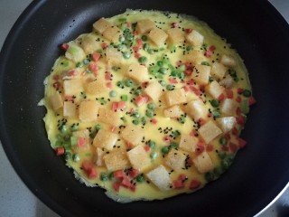 20、快手馒头伪披萨,等蛋液凝固了就可以出锅了。