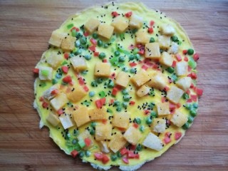 21、快手馒头伪披萨,出锅后倒在案板上。