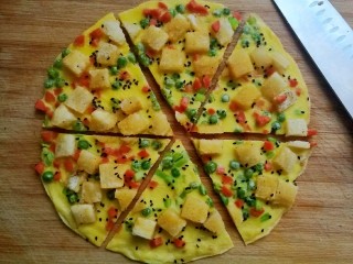 22、快手馒头伪披萨,切成自己喜欢的块状，热乎的时候是酥酥的馒头，软软的鸡蛋底，一口吃下去还能吃到芦芛和青豆，好吃极了。