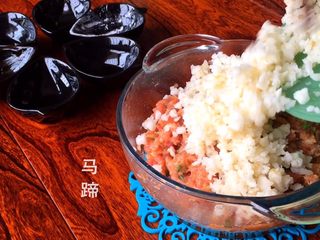 3、照烧小丸子,加入马蹄搅匀