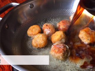 8、照烧小丸子,放入照烧汁