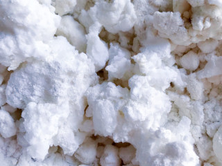 6、咸蛋黄肉松青团,把糯米粉粉团和小麦淀粉粉团相混合。