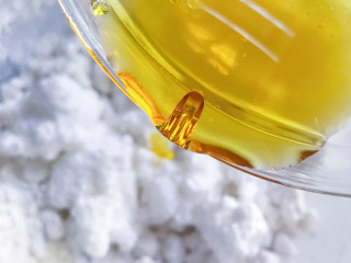 7、咸蛋黄肉松青团,加入5g食用油。