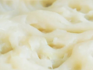 9、咸蛋黄肉松青团,蒸好后用筷子拨开。