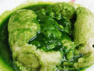 10、咸蛋黄肉松青团,倒入备好的菠菜泥，使劲搅拌拌使糯米团上色（注意是是菠菜泥而不是菠菜汁）。如果觉得太干，可以适当加一点菠菜汁。