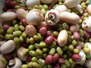 1、蜜枣什锦粽子,把红豆，绿豆，花生，莲子洗净用清水浸泡5小时左右，（最好头天晚上泡）沥干水分备用。