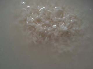 2、蜜枣什锦粽子,糯米洗净用温水浸泡2小时左右。