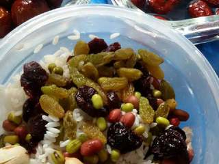 5、蜜枣什锦粽子,红枣泡1小时，蜜枣洗净备用。葡萄干，蔓越莓干洗净，放入糯米，红豆，绿豆，花生，莲子拌匀。