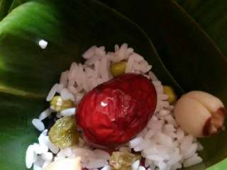 8、蜜枣什锦粽子,再放入适量粽米，1颗红枣。