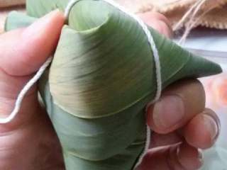 12、蜜枣什锦粽子,绕上绳子。