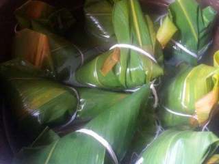 14、蜜枣什锦粽子,把包好粽子放入锅里，加适量水（水没过粽子），煮1---2小时。