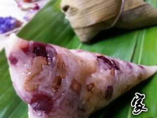 15、蜜枣什锦粽子,熟后拆开即可食用。