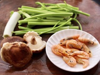 1、芹菜香菇北极虾小炒,首先备齐食材，北极虾提前拿出来解冻，芹菜去叶后洗净。