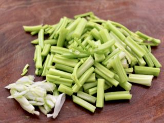 2、芹菜香菇北极虾小炒,芹菜用刀切成段，葱切丝。