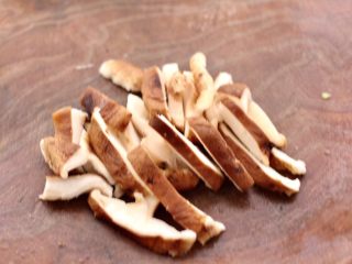 3、芹菜香菇北极虾小炒,香菇洗净后，用刀去蒂切成片。