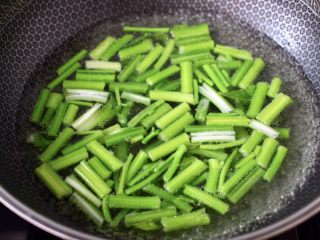 4、芹菜香菇北极虾小炒,锅中倒入适量的清水烧开后，放入少许盐和几滴食用油，把芹菜进行焯水，变色即可捞出。