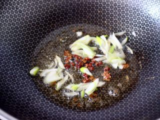 6、芹菜香菇北极虾小炒,用锅中煎虾的油慢慢炸香花椒，再大火爆香花椒。