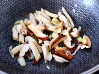 7、芹菜香菇北极虾小炒,加入切片的香菇，大火翻炒均匀。